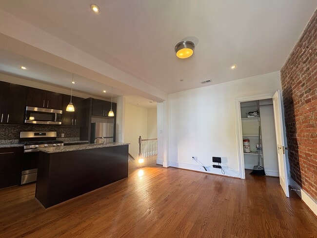 719 Otis Pl NW, Unit Upstairs