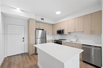 10170 SW 7th St, Unit 23-407 in Pembroke Pines, FL - Building Photo - Building Photo