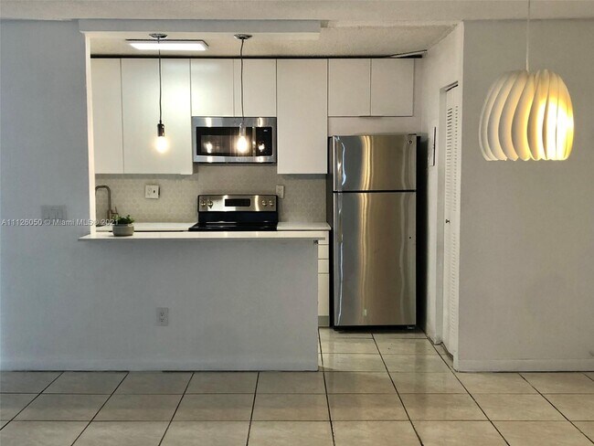 4240 NW 79th Ave in Doral, FL - Building Photo - Building Photo