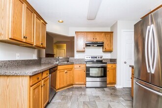 1052 Blue Mountain Ln in Nashville, TN - Foto de edificio - Building Photo