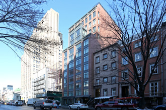 Village Green West in New York, NY - Building Photo - Building Photo