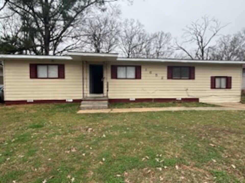 1652 Kentwood Dr in Jackson, MS - Building Photo