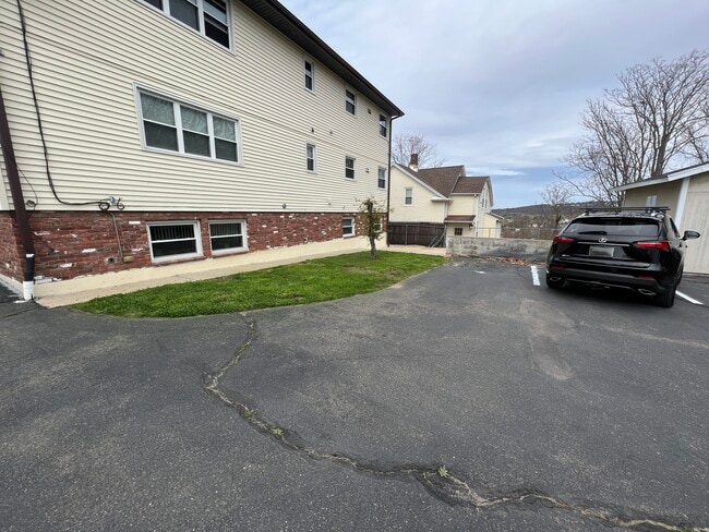12 Hilltop Ave, Unit 1st Floor in Waterbury, CT - Foto de edificio - Building Photo