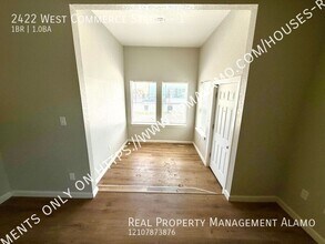 2422 W Commerce St in San Antonio, TX - Building Photo - Building Photo