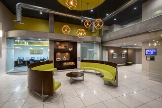 Ashton Sherman Village in Valley Village, CA - Foto de edificio - Building Photo