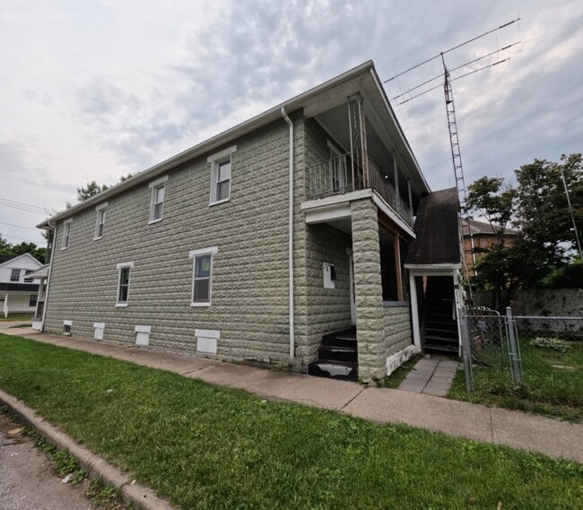 property at 724 E Lawrence St