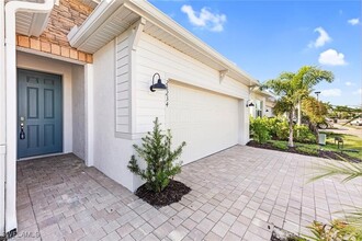 28234 Seasons Tide Ave in Bonita Springs, FL - Foto de edificio - Building Photo