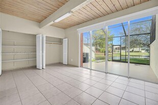7601 SW 105th Ave in Miami, FL - Building Photo
