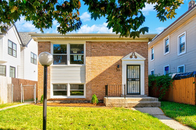 217 S 13th Ave, Unit 2nd Floor in Maywood, IL - Building Photo - Building Photo