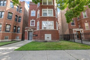 8241 S Maryland Ave in Chicago, IL - Building Photo