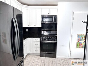 532 Cricket Ln in Woodbridge, NJ - Building Photo - Building Photo