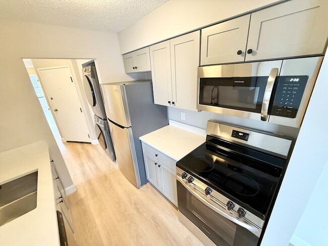 59-69-69 Msgr Patrick J Lydon Way, Unit 306 in Boston, MA - Foto de edificio - Building Photo