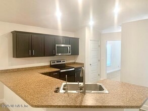 7271 Gateway Ct in Jacksonville, FL - Building Photo - Building Photo