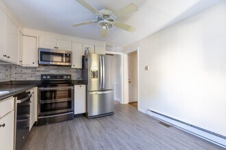 183 Thompson Rd in Manchester, CT - Building Photo - Building Photo