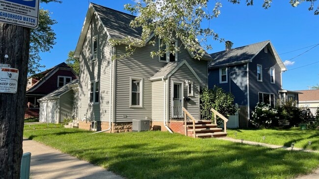 property at 932 W 8th St