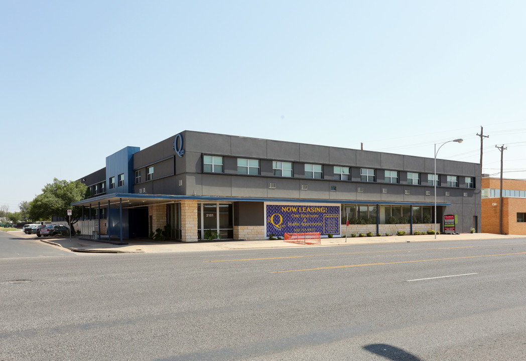 The Que Apartments in Lubbock, TX - Building Photo