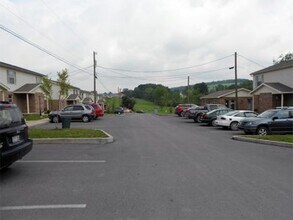 205 Breeze Vw Dr in Reedsville, WV - Building Photo - Building Photo