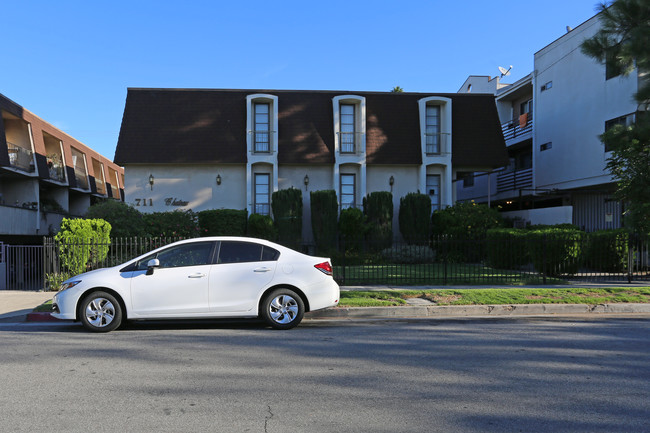 Residential Condominium in Glendale, CA - Building Photo - Building Photo