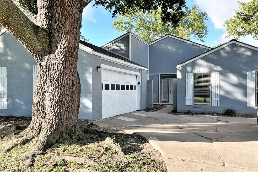 2210 Colonial Ct N-Unit -1405 in League City, TX - Building Photo