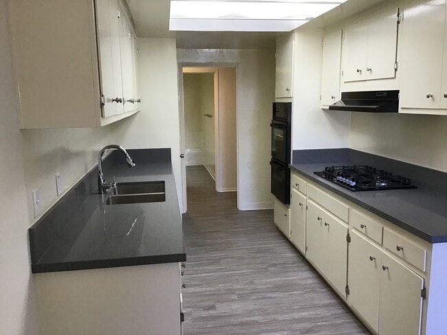 Los Robles - Senior 55+ in Santa Barbara, CA - Building Photo - Building Photo