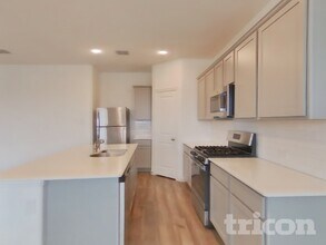 5416 Montrose Dr in Heartland, TX - Foto de edificio - Building Photo