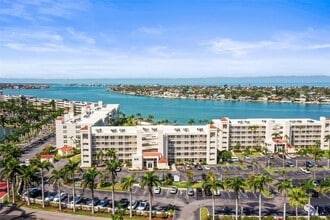 6021 Bahia Del Mar Cir N, Unit 534 in St. Petersburg, FL - Foto de edificio - Building Photo