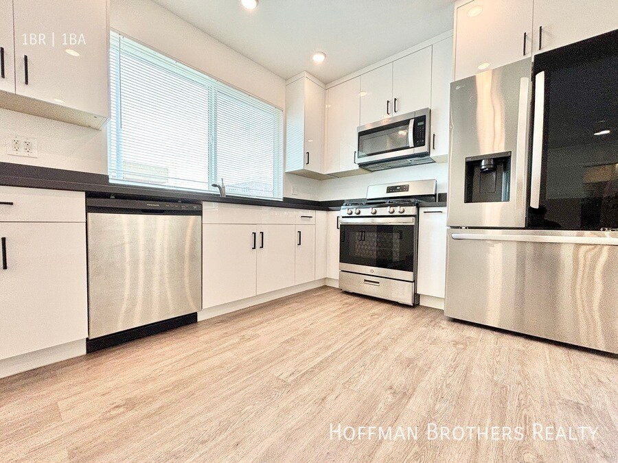 1135 S Doheny Dr, Unit 4 in Los Angeles, CA - Building Photo