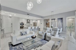1135 3rd Ave S, Unit 206 in Naples, FL - Building Photo