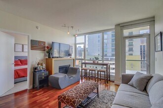 325 Seventh Ave in San Diego, CA - Building Photo - Building Photo