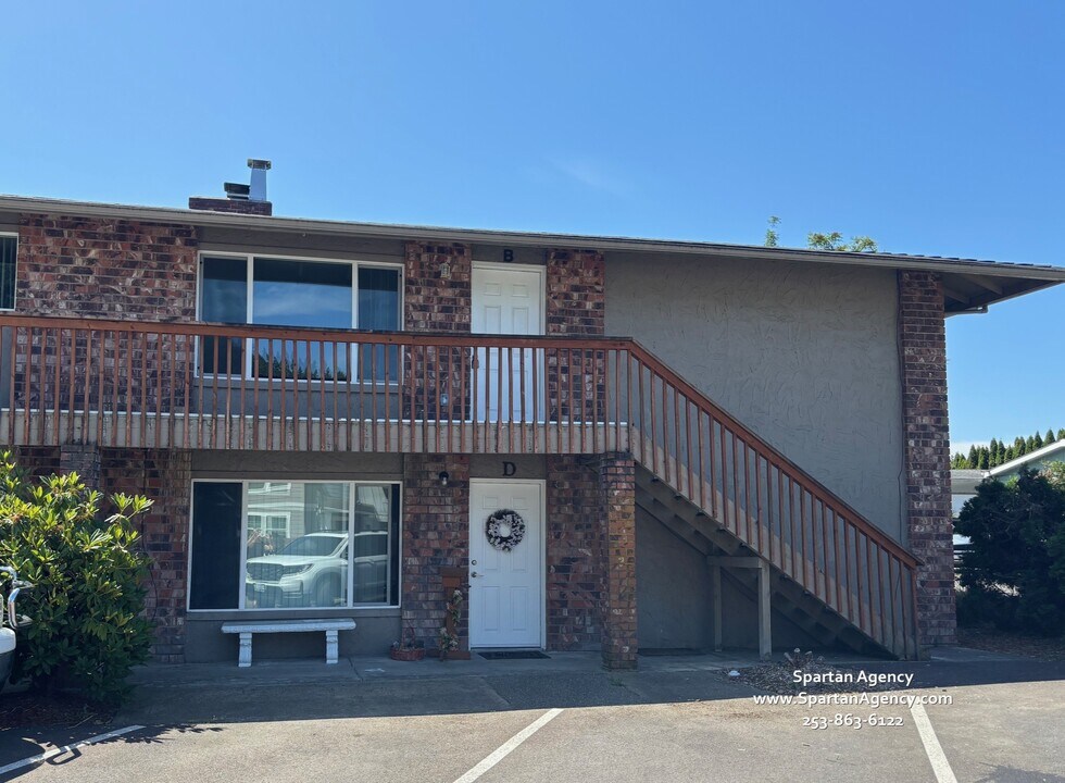 15818 Elm St E, Unit B in Sumner, WA - Building Photo