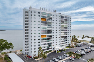 Sky Harbour in St. Petersburg, FL - Building Photo - Building Photo