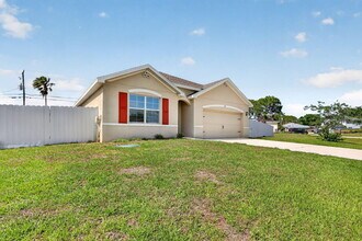 393 SW Tarra Ave in Port St. Lucie, FL - Building Photo - Building Photo