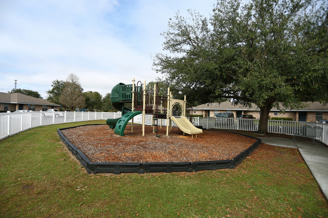 Country Manor Apartments in Lakeland, FL - Building Photo - Building Photo