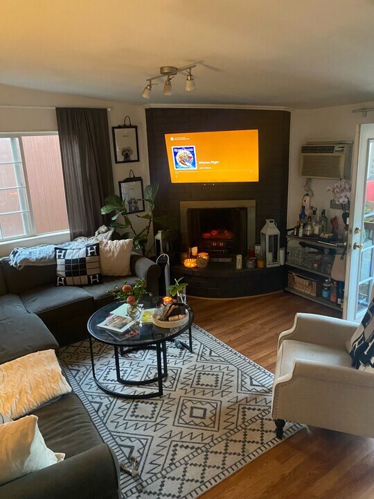 364 N San Vicente Blvd in West Hollywood, CA - Building Photo