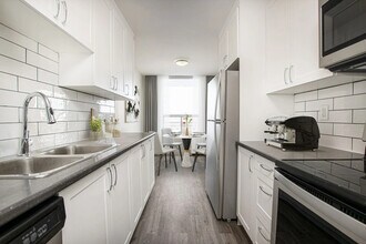Manchester Court in Victoria, BC - Building Photo - Building Photo