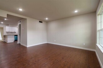 12046 Beechnut St in Houston, TX - Foto de edificio - Building Photo