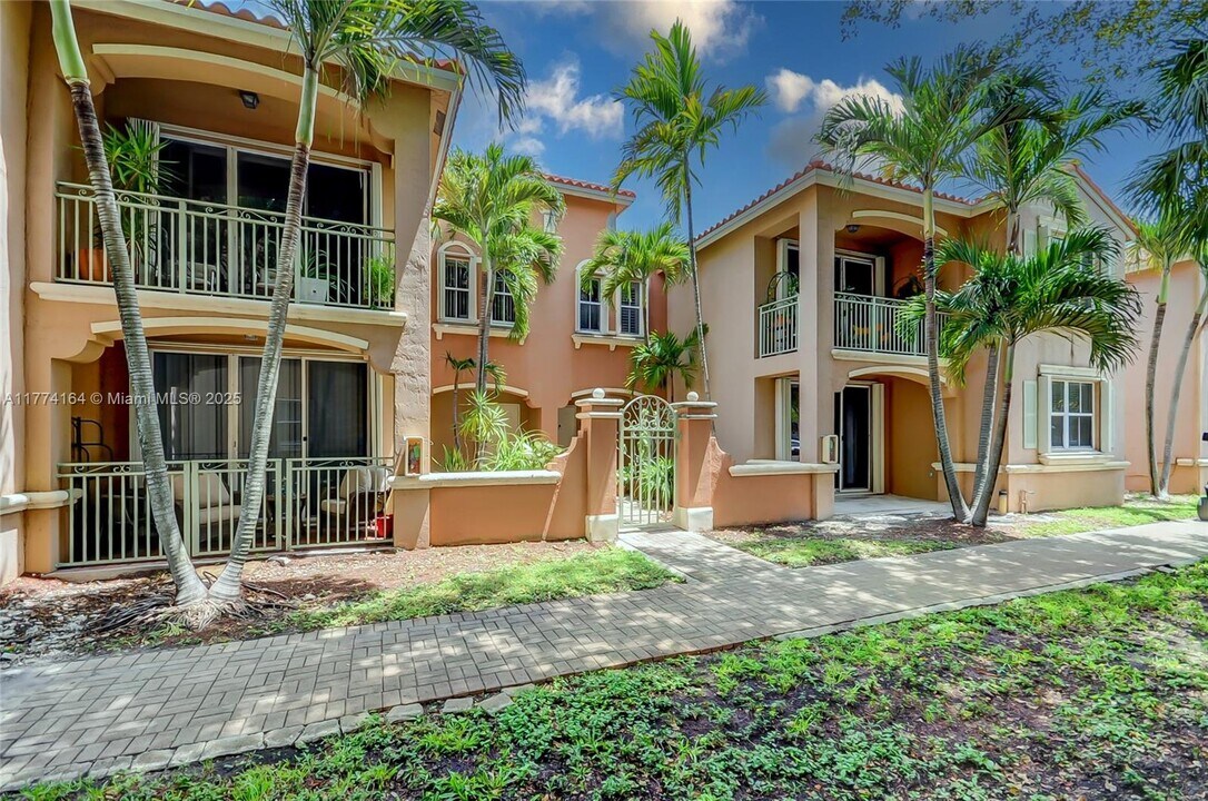 6740 NW 114th Ave in Doral, FL - Building Photo