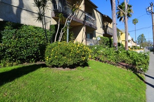 6827 Whitsett Ave in North Hollywood, CA - Building Photo