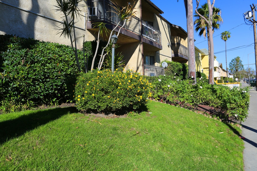 6827 Whitsett Ave in North Hollywood, CA - Foto de edificio