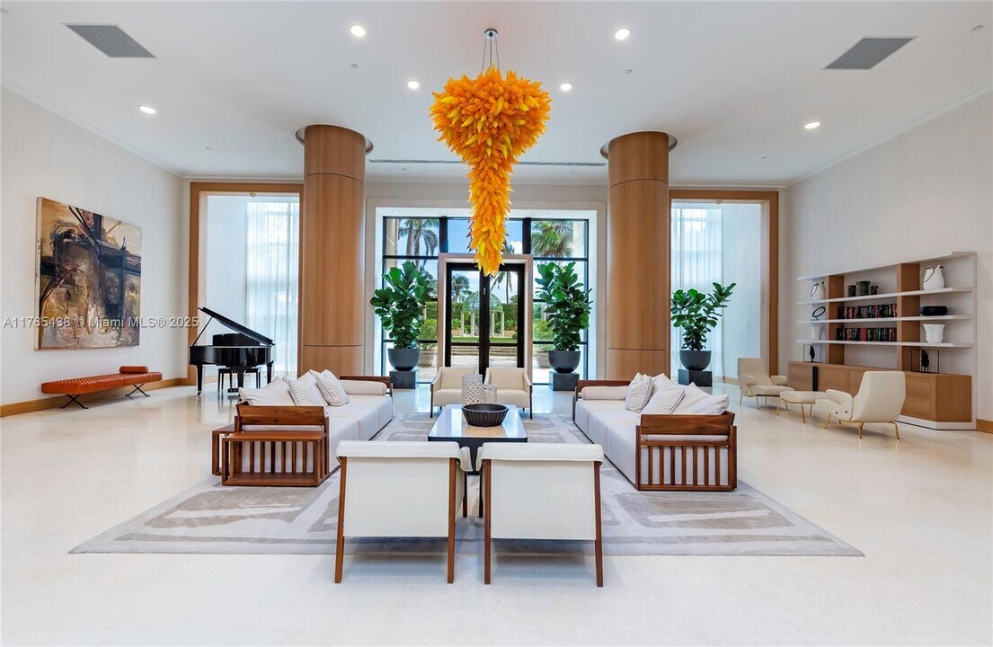 445 Grand Bay Dr in Key Biscayne, FL - Building Photo