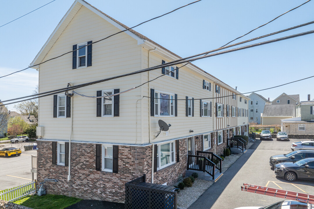 123 Snell ST in Fall River, MA - Building Photo