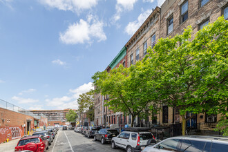 134 Grattan St in Brooklyn, NY - Foto de edificio - Building Photo