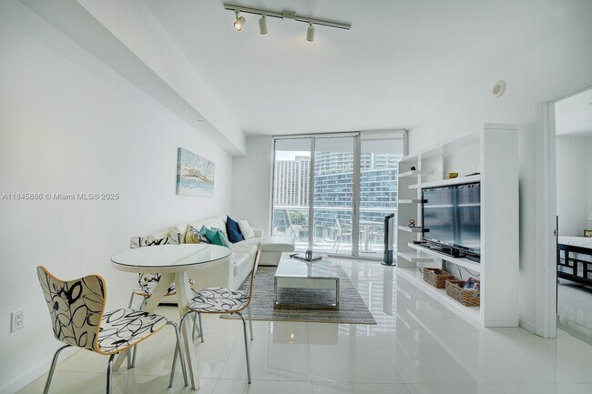 465 Brickell Ave, Unit 904 in Miami, FL - Building Photo - Building Photo