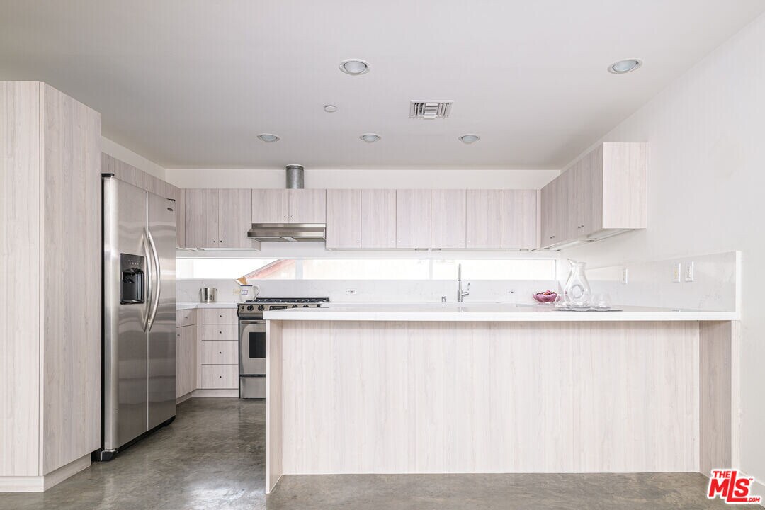 660 Rose Ave in Los Angeles, CA - Building Photo