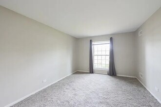 5200 Carriage Way Dr in Rolling Meadows, IL - Building Photo - Building Photo