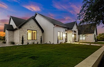 208 Stonegate Ln in Dripping Springs, TX - Building Photo - Building Photo