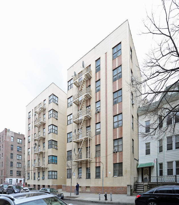 3055 Decatur Ave in Bronx, NY - Foto de edificio