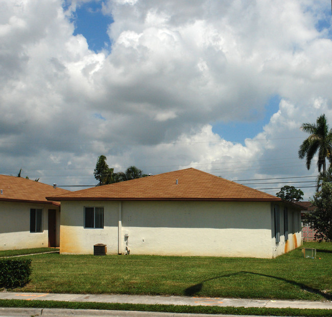 6921-7007 Pembroke Rd in Pembroke Pines, FL - Building Photo - Building Photo