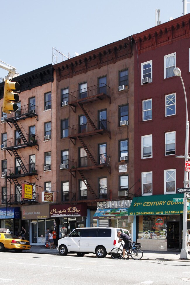 688 Tenth Ave in New York, NY - Foto de edificio - Building Photo