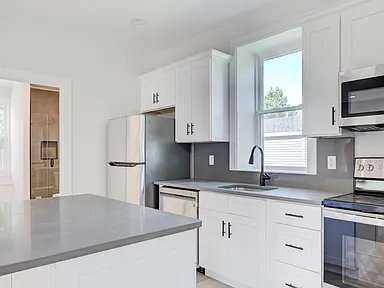 566 E Main Rd in Middletown, RI - Building Photo - Building Photo